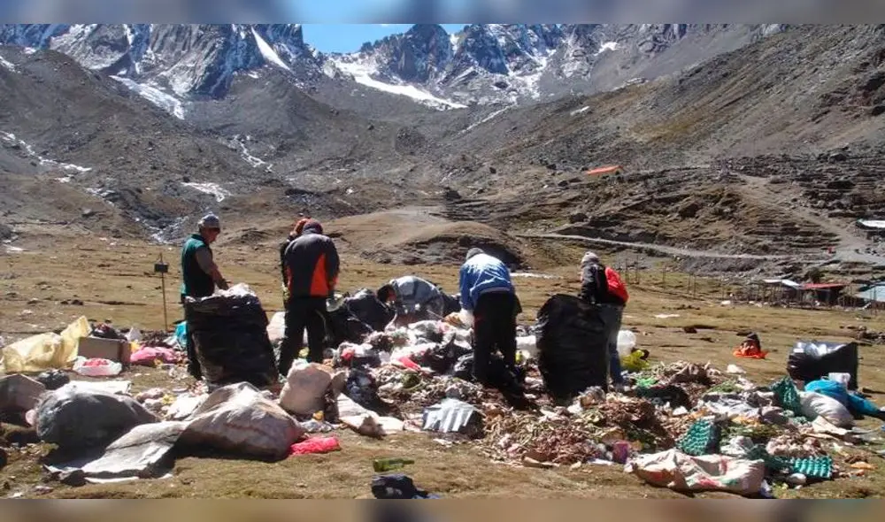 Personal recogiendo la basura en la ruta al santuario del Señor de Qoylluriti