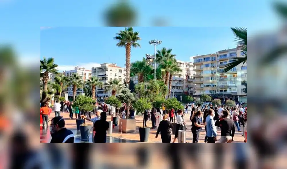 Ciudadanos salieron de sus trabajos y hogares para protegerse de la caída de paredes. Foto: Yeniakit Ciudadanos salieron de sus trabajos y hogares para protegerse de la caída de paredes. Foto: Yeniakit