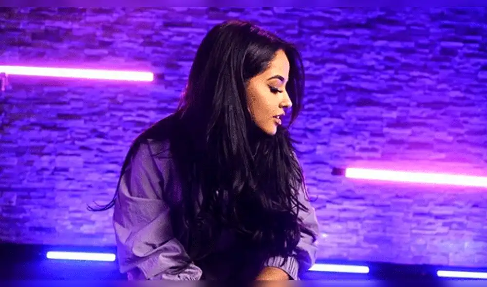 Becky G luce irreconocible sin pestañas postizas ni maquillaje [VIDEO]