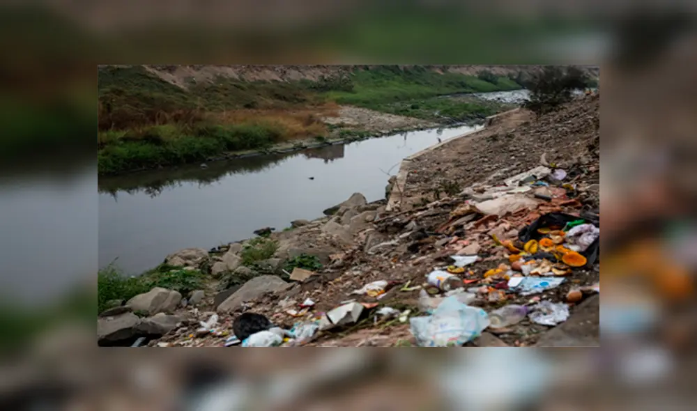 Moradores y transeúntes de la zona contaminan el río Rímac. Foto: John Reyes / La República. Moradores y transeúntes de la zona contaminan el río Rímac. Foto: John Reyes / La República.