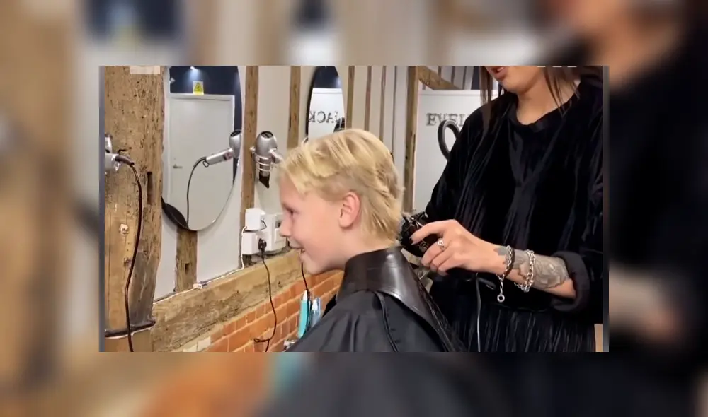Revisa las imágenes del video viral de Facebook que muestra el valiente gesto de un niño, quien dejó crecer su cabello para luego donarlo a las personas con cáncer. Revisa las imágenes del video viral de Facebook que muestra el valiente gesto de un niño, quien dejó crecer su cabello para luego donarlo a las personas con cáncer.