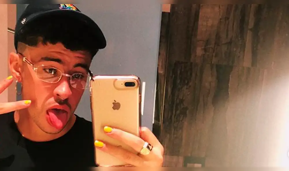 Bad Bunny impacta con atrevido look en los Latin Billboard