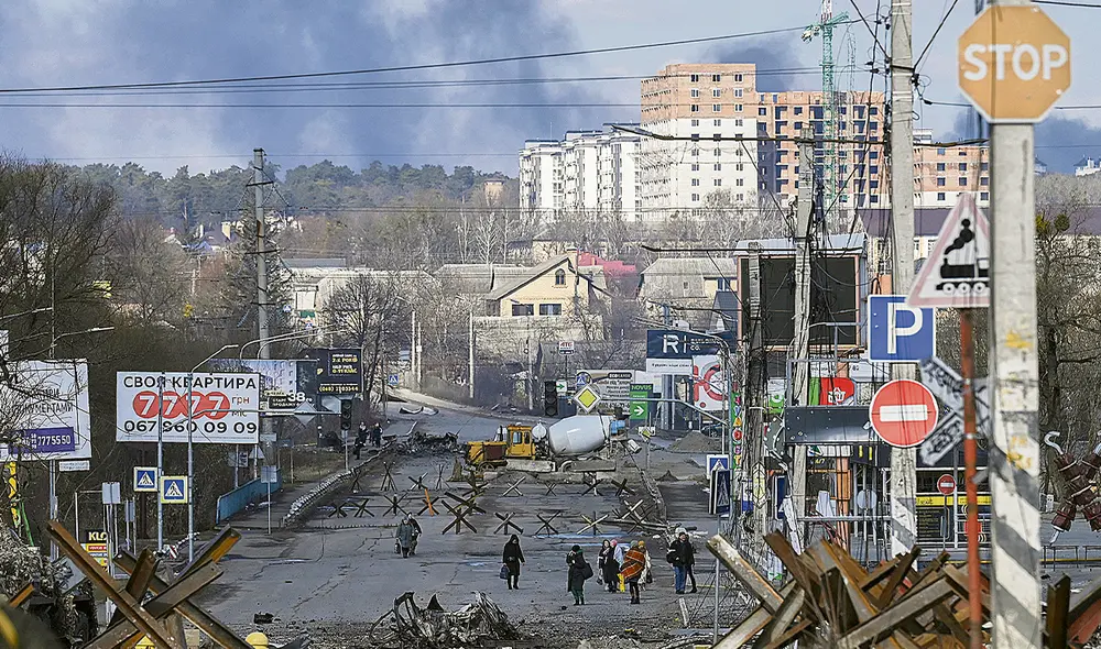 Ciudad tomada. Trampas antitanques en las principales autopistas de acceso a la ciudad de Irpin, vecina a la capital, Kiev, escenario de combates y bombardeos de la artillería rusa desde hace una semana. La mayoría de sus habitantes abandonaron la ciudad por temor al avance ruso. Foto: AFP Ciudad tomada. Trampas antitanques en las principales autopistas de acceso a la ciudad de Irpin, vecina a la capital, Kiev, escenario de combates y bombardeos de la artillería rusa desde hace una semana. La mayoría de sus habitantes abandonaron la ciudad por temor al avance ruso. Foto: AFP