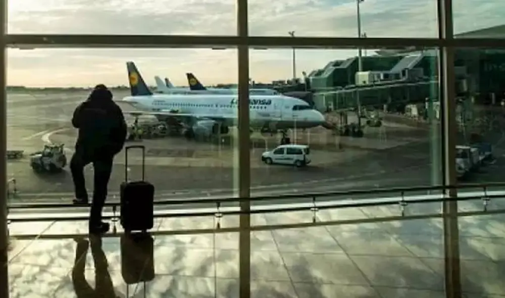 Un funcionario del aeropuerto se dio cuenta de esto y avisó a la policía, un día después fue devuelto a Estados Unidos. Un funcionario del aeropuerto se dio cuenta de esto y avisó a la policía, un día después fue devuelto a Estados Unidos.