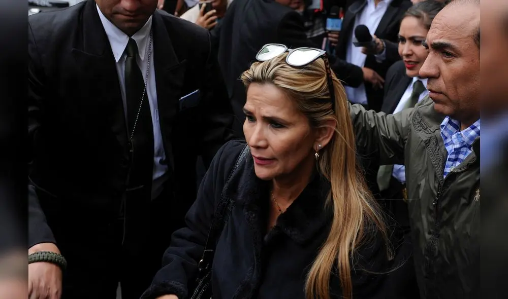 Presidenta interina de Bolivia bajo fuego cruzado de opositores y aliados. Foto: AFP.