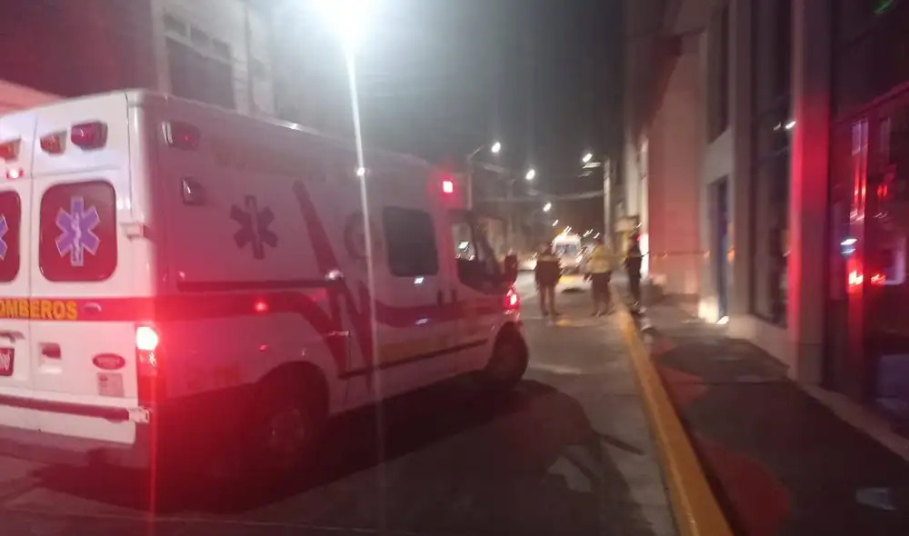 Bomberos llegaron hasta la zona donde fue hallado sin vida el joven. Nada se pudo hacer. Foto: La República Bomberos llegaron hasta la zona donde fue hallado sin vida el joven. Nada se pudo hacer. Foto: La República