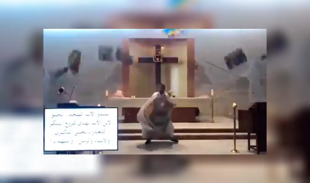 La explosión en Beirut encontró desprevenido a un cura mientras oficiaba una misa transmitida en directo. Foto: Captura / Twitter