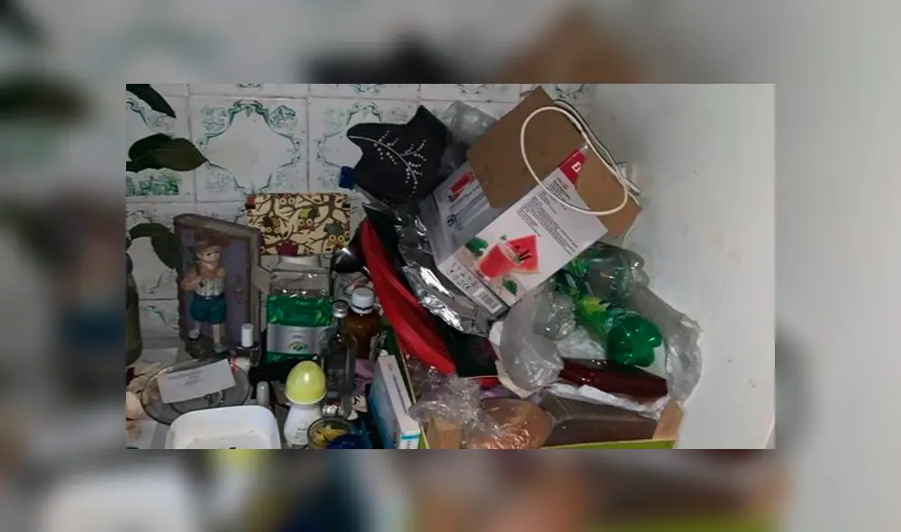 En la casa había botellas de cerveza por todas partes y un fuerte olor a tabaco.