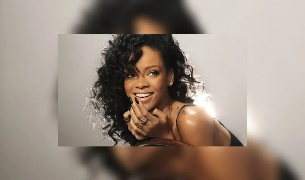 Rihanna sorprende con excéntrico look en Festival de Coachella