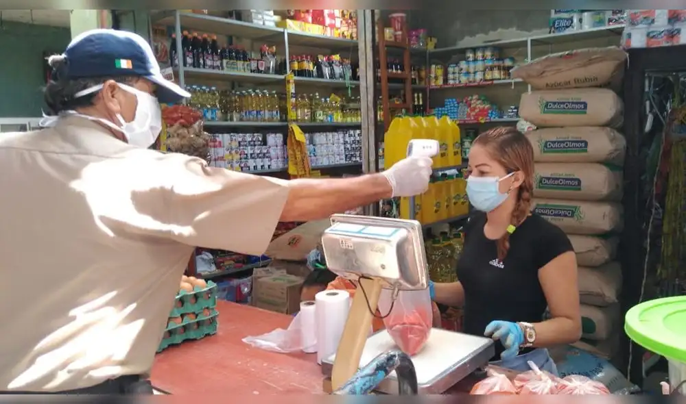 Municipales miden temperatura a comerciantes Municipales miden temperatura a comerciantes
