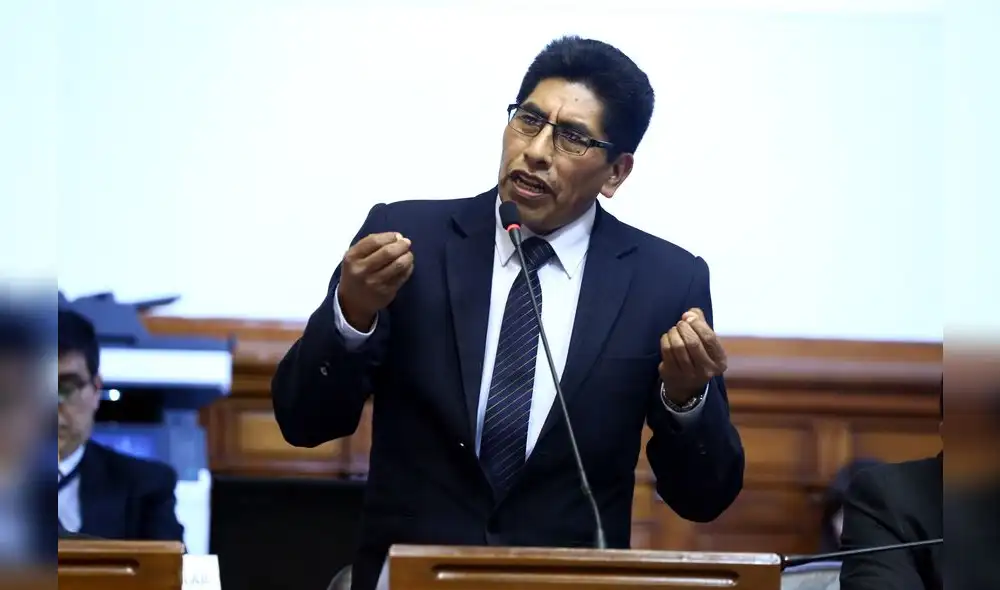 Congresista Curro obtuvo el título sin acudir a clases