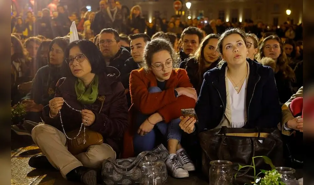 Oraciones, cantos y velas por Notre Dame: la vigilia de los parisinos y turistas [FOTOS]