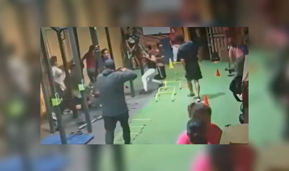 Tres ladrones ingresaron a gimnasio y robaron a alumnos. Créditos: Captura América Televisión.