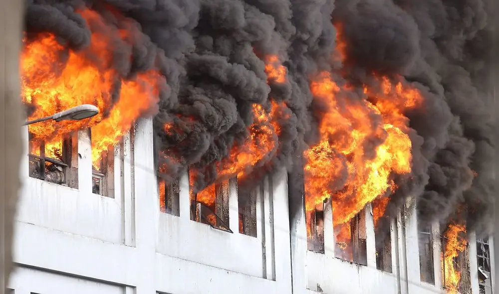 Las Malvinas: Impactantes imágenes del incendio que afecta a la galeria Nicolini en el Centro de Lima [FOTOS] 