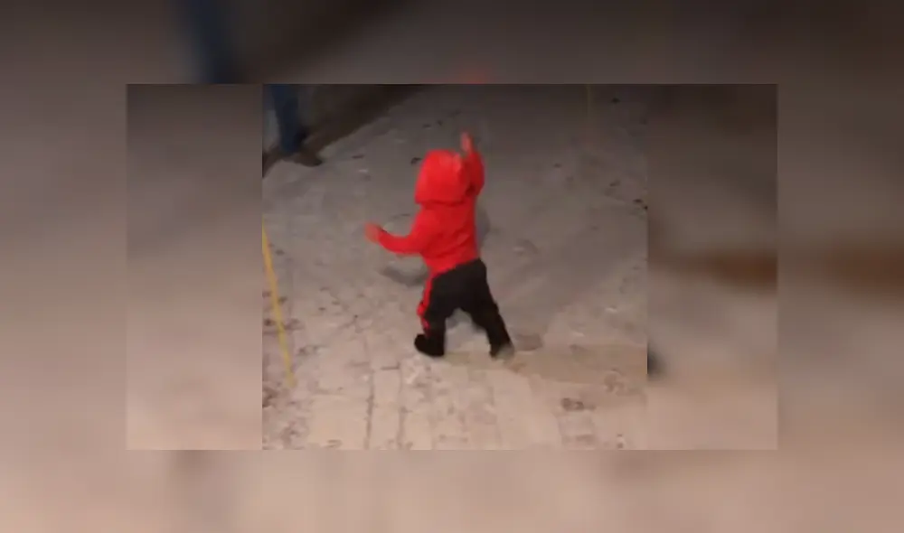 En Facebook, una madre se emocionó al percatarse de la reacción que tuvo su hijo al tocar la nieve. En Facebook, una madre se emocionó al percatarse de la reacción que tuvo su hijo al tocar la nieve.