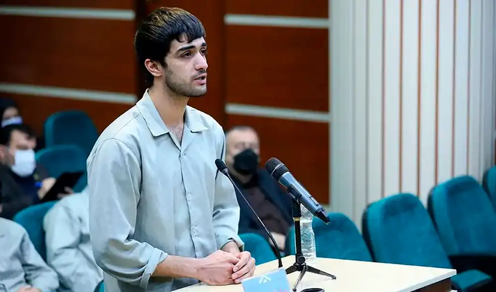 La muerte de Karami es el indignante ejemplo de cómo las autoridades iraníes utilizan ilegales estrategias judiciales para impartir miedo en los manifestantes. Foto: Twitter @EmanueleChimis3 La muerte de Karami es el indignante ejemplo de cómo las autoridades iraníes utilizan ilegales estrategias judiciales para impartir miedo en los manifestantes. Foto: Twitter @EmanueleChimis3