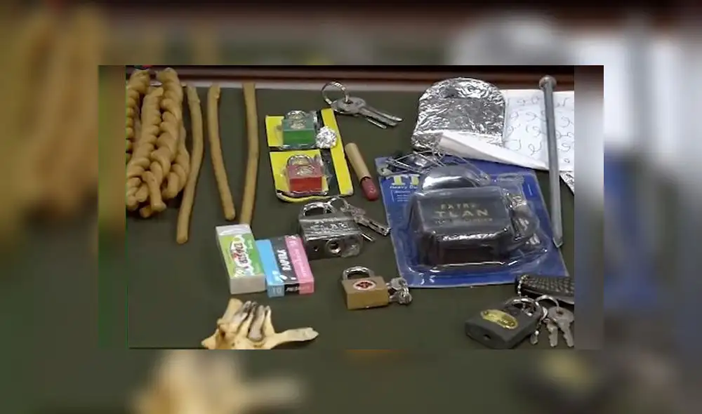 El gobernador y los presentadores mostraron los instrumentos con los que la mujer hacía sus rituales. Foto: east2west news. El gobernador y los presentadores mostraron los instrumentos con los que la mujer hacía sus rituales. Foto: east2west news.