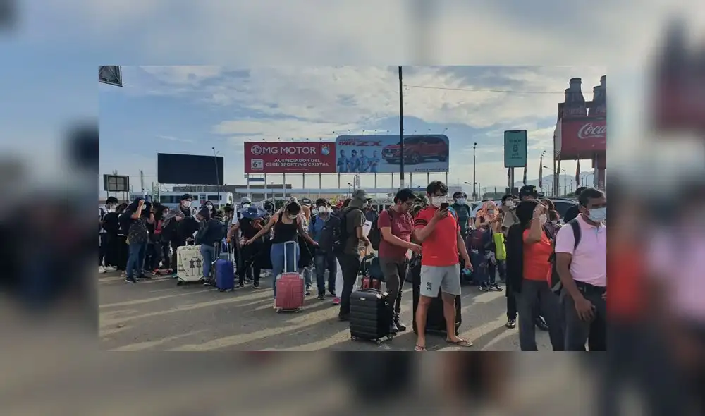 Atienden pedido de pasajeros varados en aeropuerto Jorge Chávez tras cancelación de sus vuelos Atienden pedido de pasajeros varados en aeropuerto Jorge Chávez tras cancelación de sus vuelos