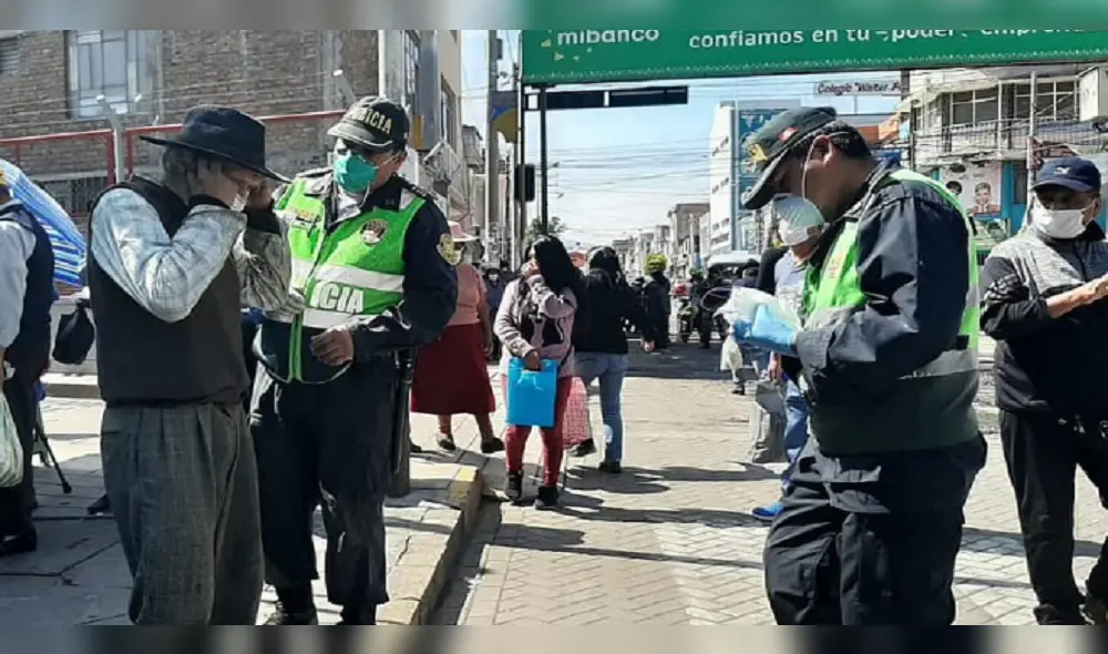Policías de Arequipa regalan mascarillas a ancianos que acuden a mercados.