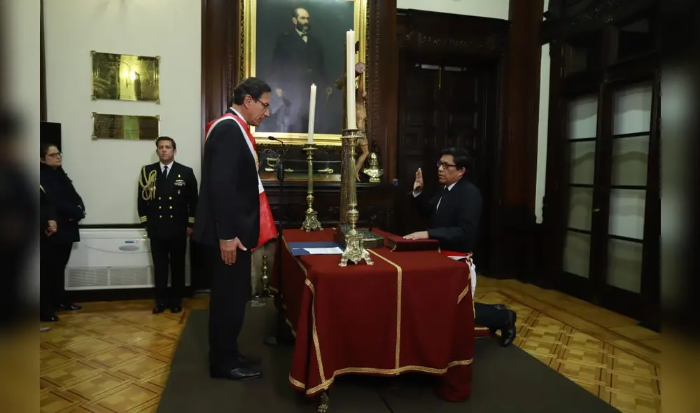 Vicente Zeballos, exministro de Justicia, jura ante el presidente Martín Vizcarra como primer ministro. Foto: Presidencia. Vicente Zeballos, exministro de Justicia, jura ante el presidente Martín Vizcarra como primer ministro. Foto: Presidencia.