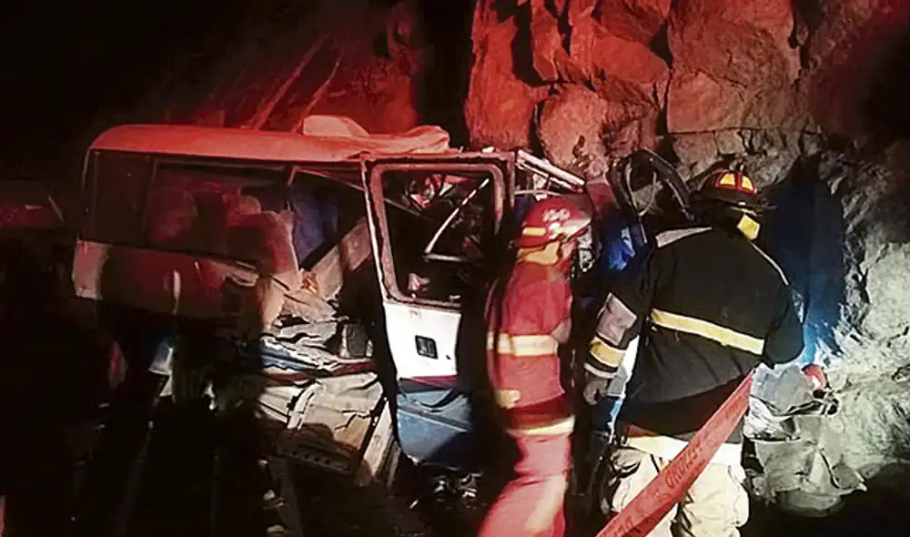 Empotrado. Así quedó cúster en la vía Canta-Lima.