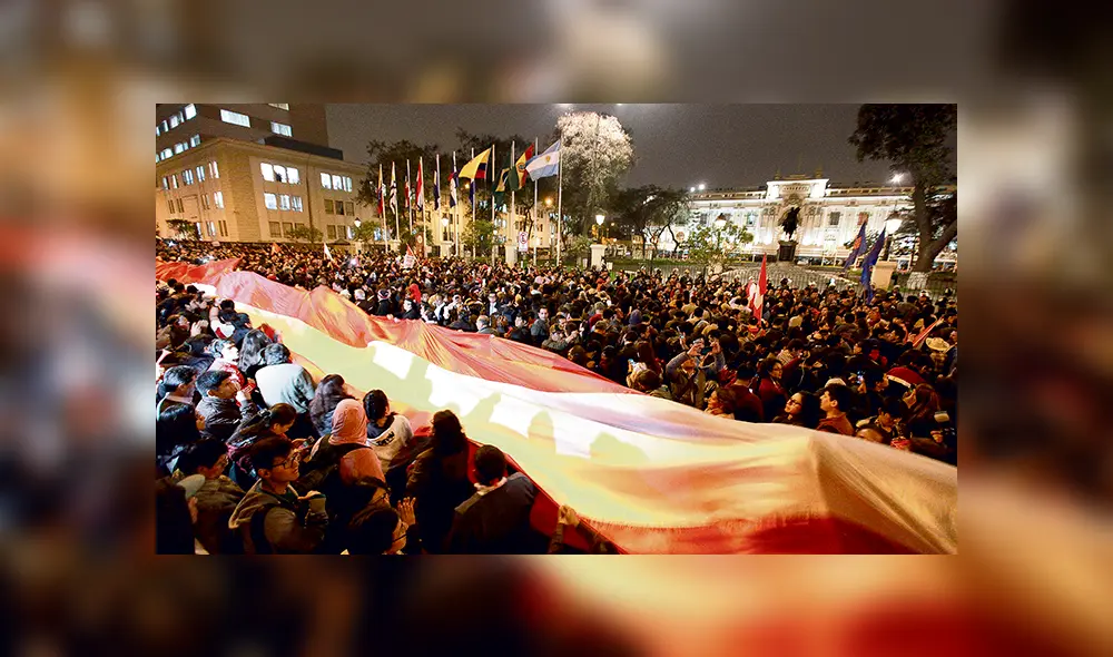 Marcha de la bandera. El pabellón nacional se lució frente al Congreso disuelto.