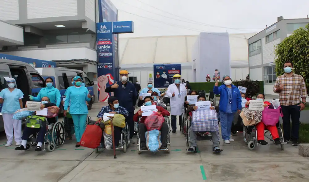 Pacientes recuperados de la COVID-19 salen del centro de aislamiento de la Villa Mongrut. Foto: EsSalud
