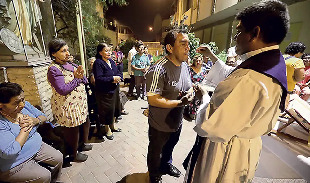 Con él. Los vecinos de VMT oraron anoche por el padre Luis Núñez del Prado Reynoso. Foto: Jorge Cerdán Con él. Los vecinos de VMT oraron anoche por el padre Luis Núñez del Prado Reynoso. Foto: Jorge Cerdán