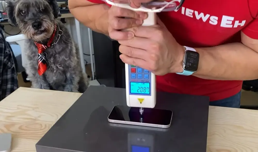 Pantalla del iPhone 12 siendo taladrado
Foto: captura del canal de YouTube MobileReviewsEh Pantalla del iPhone 12 siendo taladrado
Foto: captura del canal de YouTube MobileReviewsEh