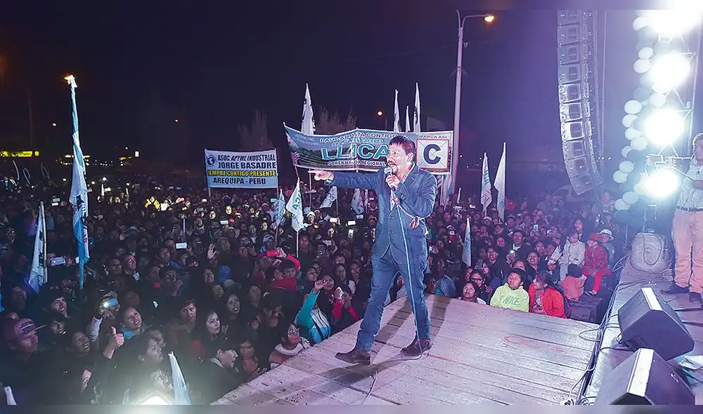 MITIN DE AGRADECIMIENTO AL ELECTO GOBERNADOR ELMER CACERES LLICA . EL MITIN SE REALIZO EN VIA 54 EN EL DISTRITO DE CERRO COLORADO MITIN DE AGRADECIMIENTO AL ELECTO GOBERNADOR ELMER CACERES LLICA . EL MITIN SE REALIZO EN VIA 54 EN EL DISTRITO DE CERRO COLORADO