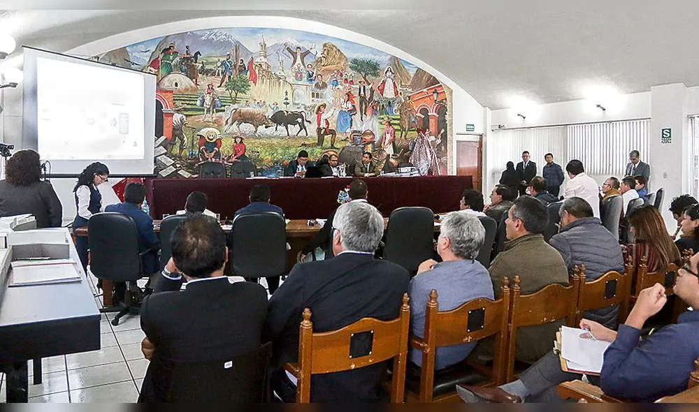 Exposición. Alcalde Omar Candia y regidores fueron notificados con informe anual de OCI.