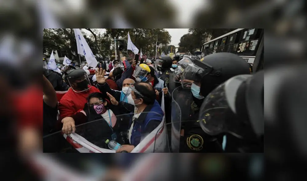 Protesta del sector salud por mejoras en el sistema. Créditos: Jorge Cerdán / La República.