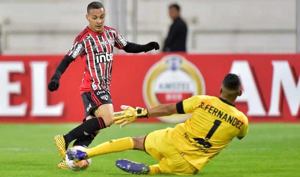 Las atajadas del portero ayudaron a Binacional a darle vuelta a Sao Paulo en Juliaca. Foto: EFE.