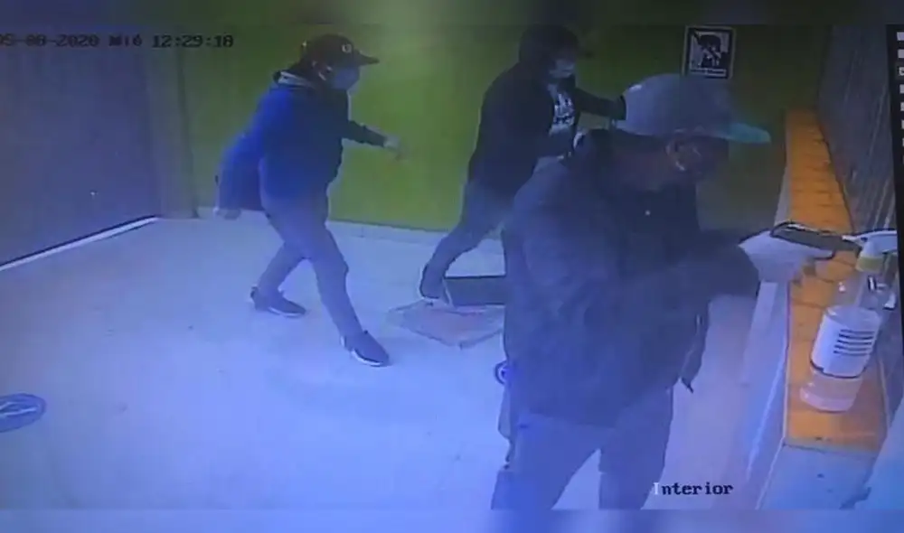 Tres delincuentes ingresaron a una casa de cambios de donde robaron 50 mil dólares. Fueron grabados.