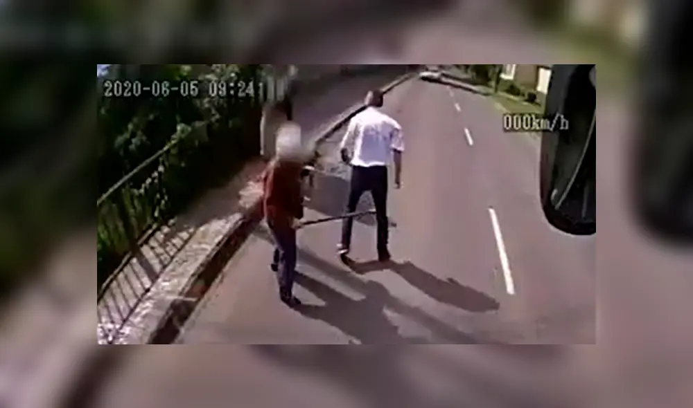 Veterano de guerra que conducía un bus salvó a una anciana de ser asaltada. Foto: Captura The Sun Veterano de guerra que conducía un bus salvó a una anciana de ser asaltada. Foto: Captura The Sun