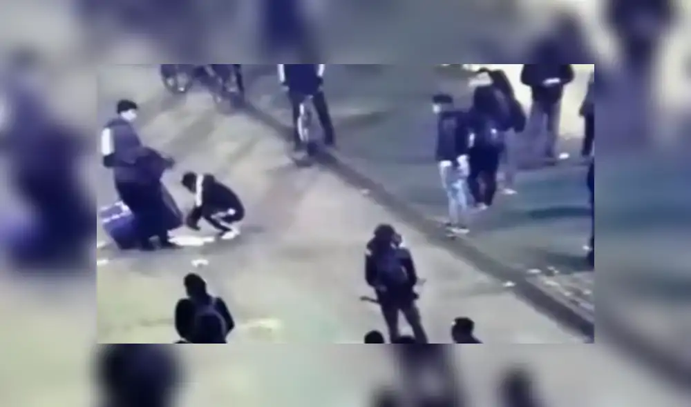 Joven chileno fue captado en manifestación portando arco y flecha en Chile. Foto: Captura