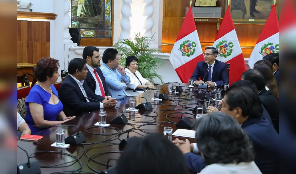 Presidente Martín Vizcarra junto a la virtual bancada de Somos Perú. Foto: Presidencia. Presidente Martín Vizcarra junto a la virtual bancada de Somos Perú. Foto: Presidencia.