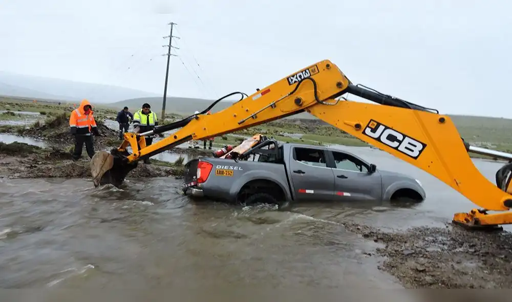 Mineras insisten en pasar trochas inundadas por lluvias en Arequipa [FOTOS y VIDEOS]