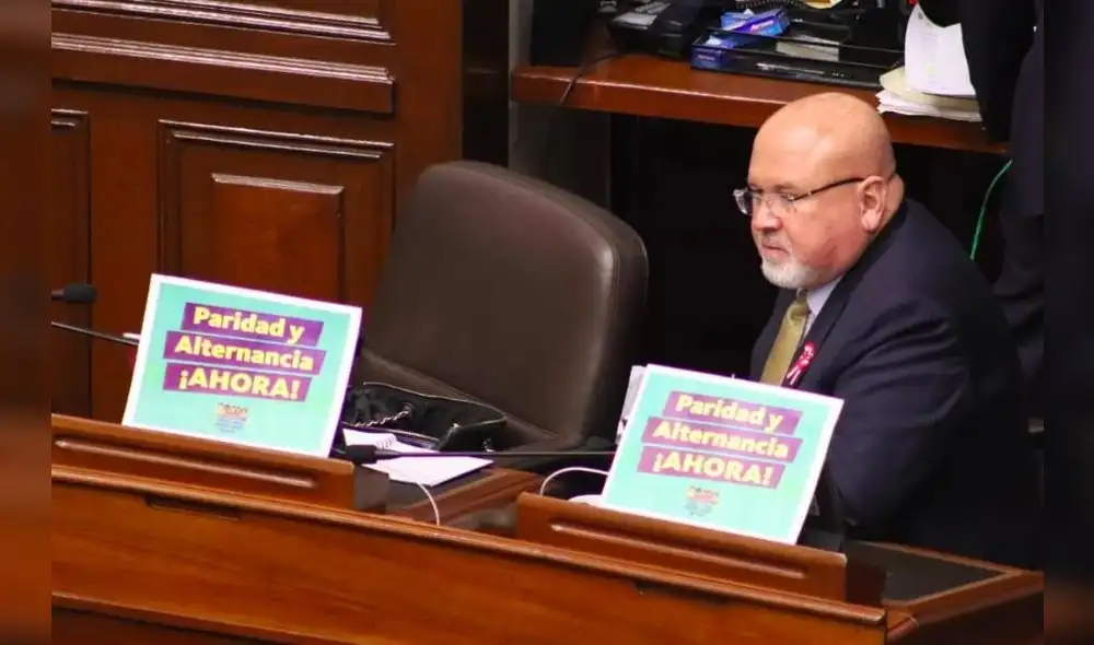 Paridad y alternancia: Congresistas se “pelearon” con carteles en el Pleno [GALERÍA]