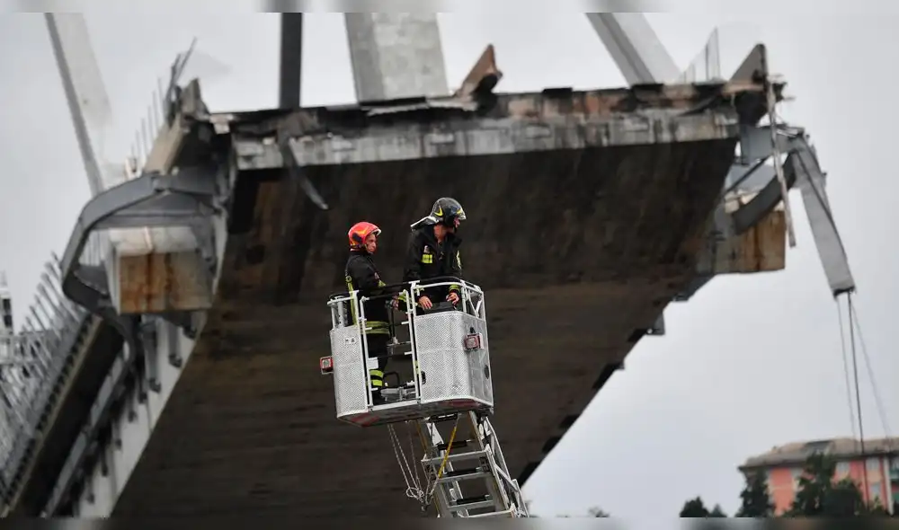 Génova: Dramático rescate de persona que quedó colgando de puente Morandi[VIDEO]