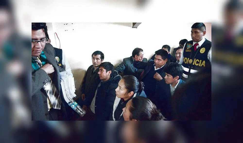 CAPTADOS. Jesús Tacuri, Lewis Turpo y Nélida Achata Linares (primera de la fila) fueron recluidos en penal por orden judicial. CAPTADOS. Jesús Tacuri, Lewis Turpo y Nélida Achata Linares (primera de la fila) fueron recluidos en penal por orden judicial.