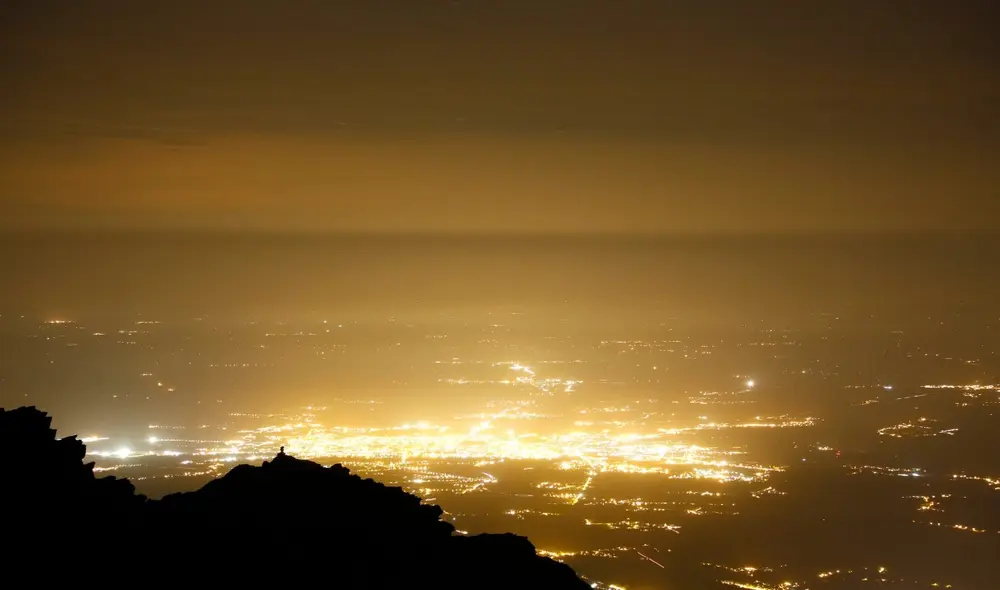 Para estudiar cómo cambia el brillo del cielo a nivel global con la luz artificial, los investigadores usaron avistamientos estelares desde 2011 hasta 2022 realizados por más de 51.000 “ciudadanos científicos” alrededor del mundo. Foto: BBC Sky at Night Magazine