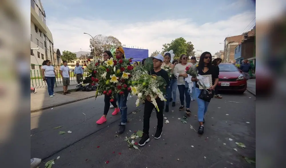 Decenas de personas acompañaron los restos de Juan Pablo Vergara para darle el último adiós. Foto: GLR.