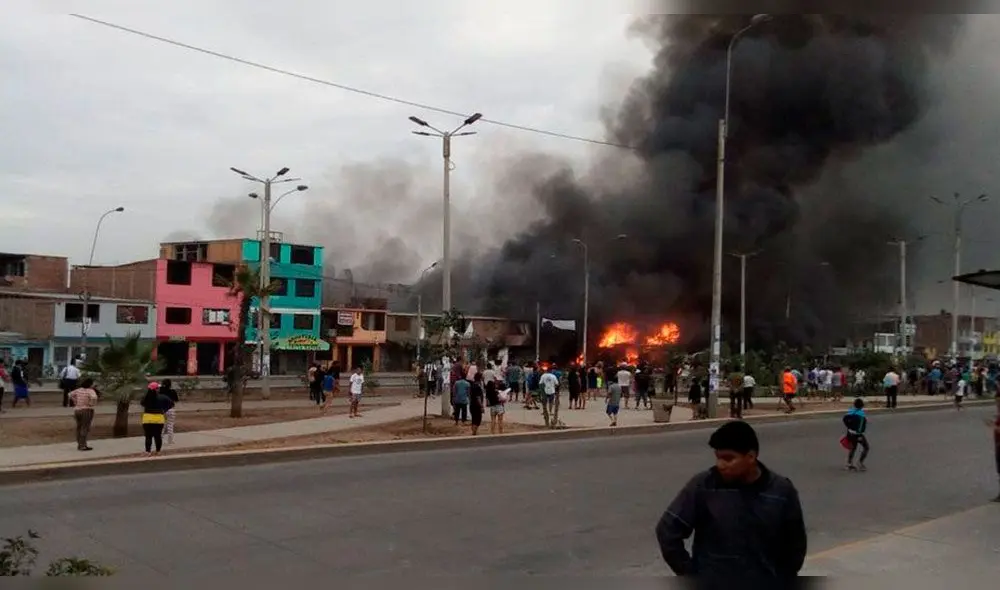 Los vecinos afectados por el incendio en Villa El Salvador le dieron las gracias al futbolista por su gesto solidario. Los vecinos afectados por el incendio en Villa El Salvador le dieron las gracias al futbolista por su gesto solidario.