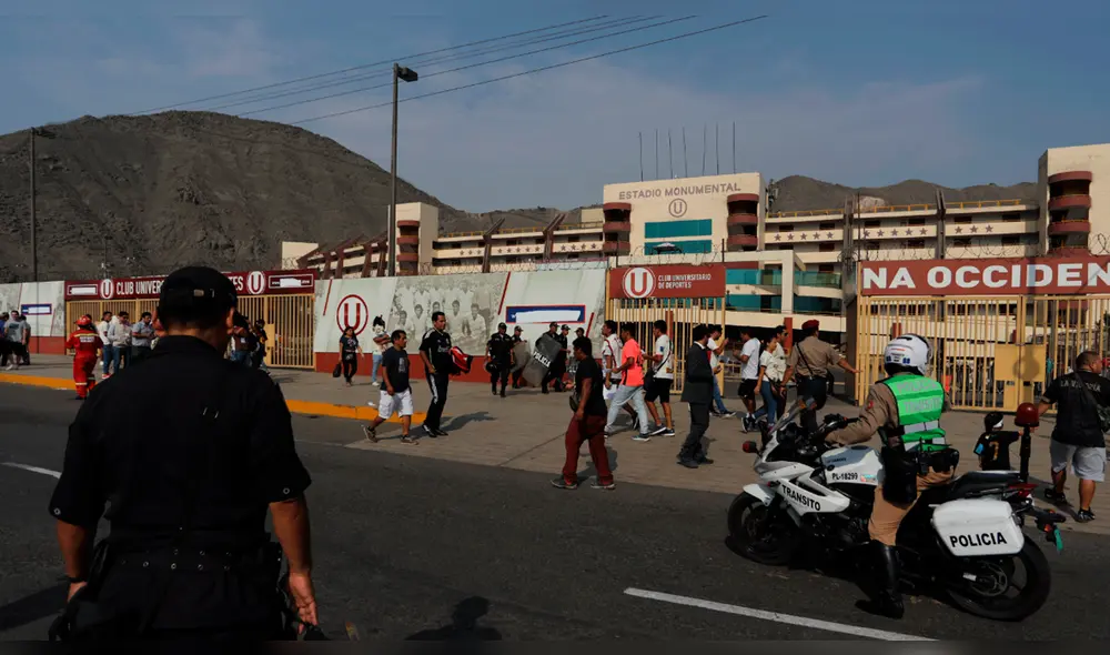 Universitario: sujetos ingresaron a la fuerza al Estadio Monumental. Universitario: sujetos ingresaron a la fuerza al Estadio Monumental.
