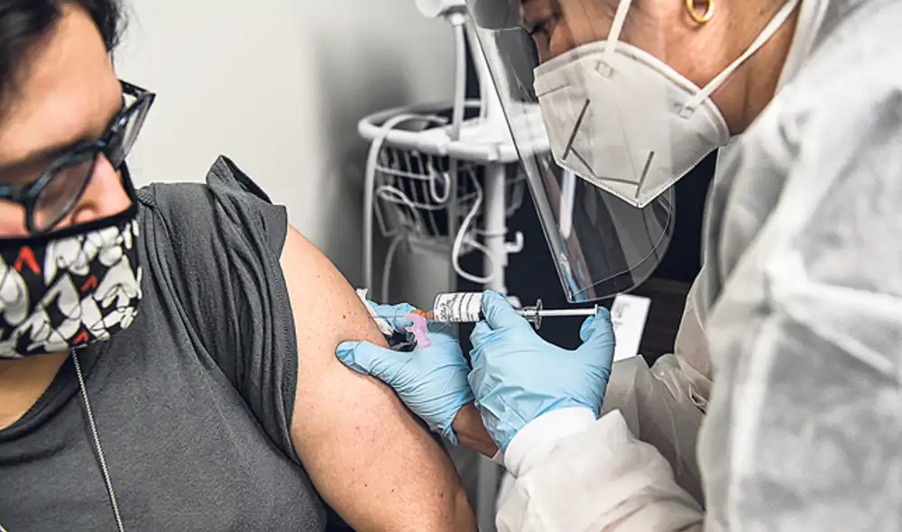 El dato. La vacuna será aplicada inicialmente a las personas más vulnerables y también a los profesionales que se hallan en primera línea en la lucha contra el nuevo coronavirus. (Foto: AFP) El dato. La vacuna será aplicada inicialmente a las personas más vulnerables y también a los profesionales que se hallan en primera línea en la lucha contra el nuevo coronavirus. (Foto: AFP)