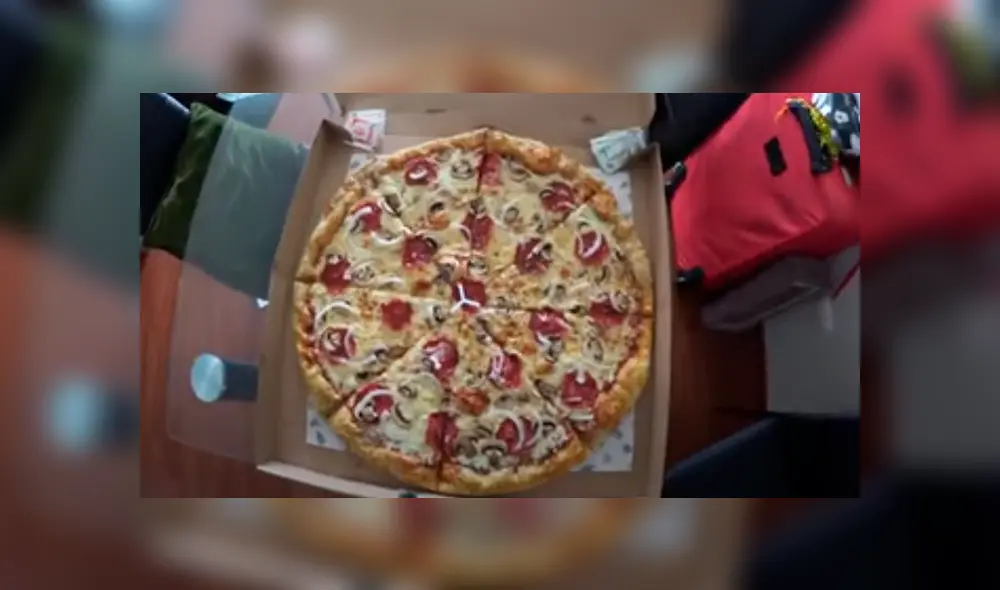 Desliza las imágenes para ver cómo luce esta ‘colosal’ pizza que se vende en un restaurante de Lima. Fotocaptura: El Cholo Mena/YouTube Desliza las imágenes para ver cómo luce esta ‘colosal’ pizza que se vende en un restaurante de Lima. Fotocaptura: El Cholo Mena/YouTube