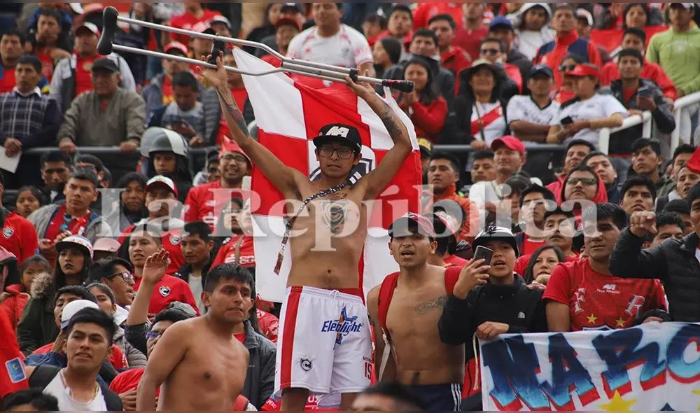Una locura se vivió en las tribunas del estadio Inca Garcilaso de la Vega en Cusco.