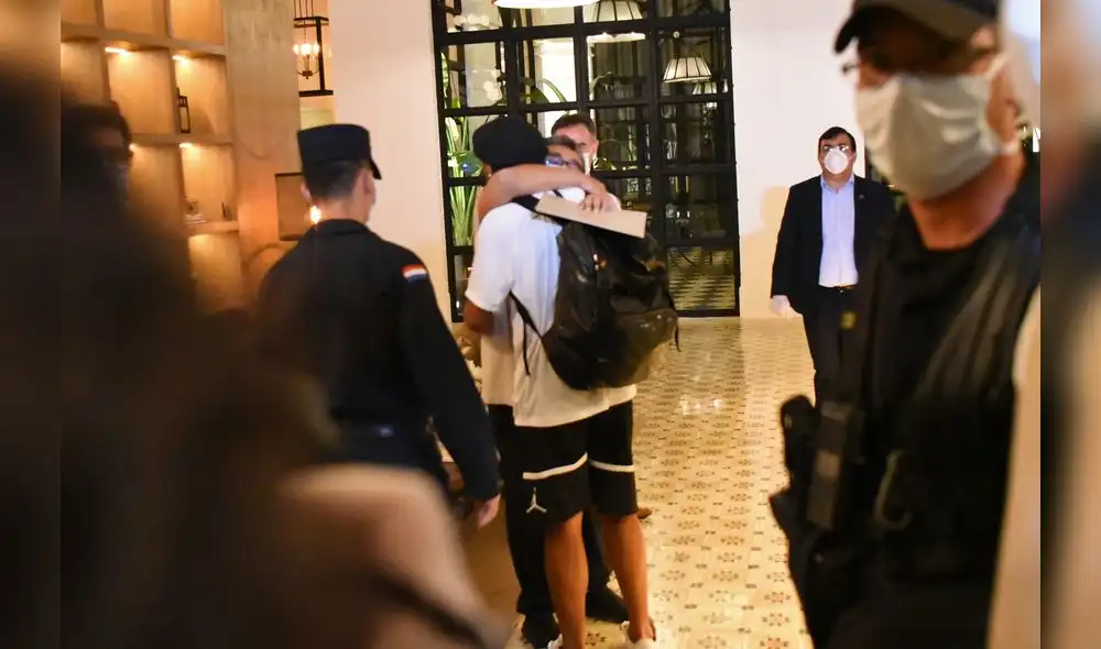 Brazilian retired football player Ronaldinho (C) is embraced upon arriving at a hotel in Asuncion where he and his brother will serve house arrest after a judge ordered their release from jail on April 7, 2020. - A judge in Paraguay ordered the release of Ronaldinho and his brother Roberto Assis into house arrest after the siblings spent almost exactly a month in jail awaiting trial on charges of using false passports to enter Paraguay. Lawyers for the men posted bail of $1.6 million. (Photo by Norberto DUARTE / AFP) Brazilian retired football player Ronaldinho (C) is embraced upon arriving at a hotel in Asuncion where he and his brother will serve house arrest after a judge ordered their release from jail on April 7, 2020. - A judge in Paraguay ordered the release of Ronaldinho and his brother Roberto Assis into house arrest after the siblings spent almost exactly a month in jail awaiting trial on charges of using false passports to enter Paraguay. Lawyers for the men posted bail of $1.6 million. (Photo by Norberto DUARTE / AFP)