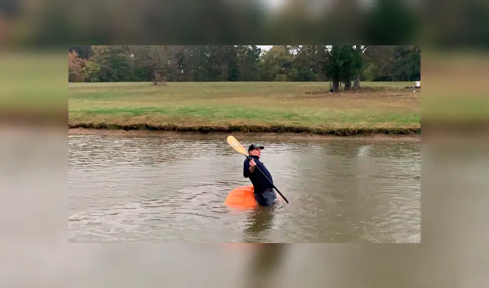 La esposa del granjero publicó en Facebook las imágenes de su esposo remando sobre la gigantesca calabaza como si se tratara de un cómodo bote